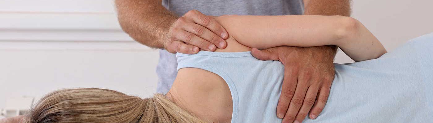 Osteopath während der Behandlung